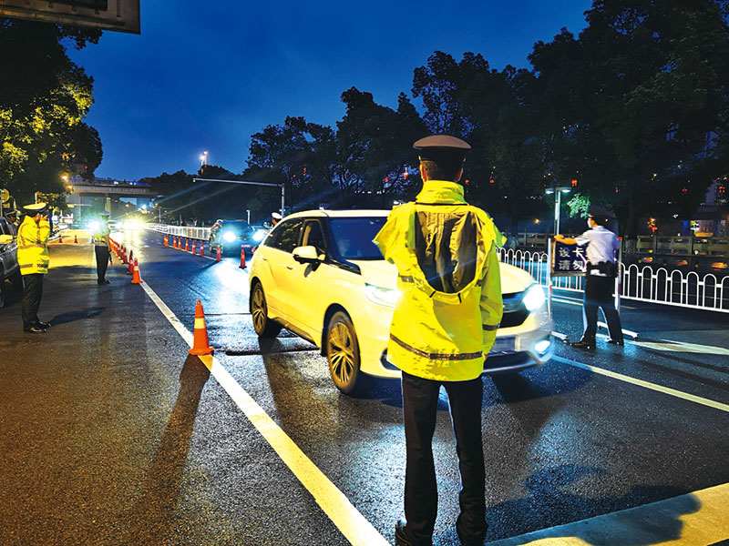 酒后无证驾驶报废摩托车，“胆大”市民被交警逮个正着