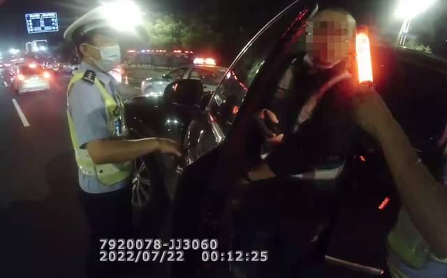 车主喝酒后找了个代驾上路了，没想到代驾喝得比他还多