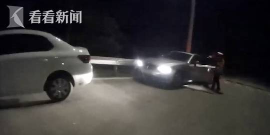 酒驾遇查 男子向交警“诉苦”：代驾嫌远送半路走了 