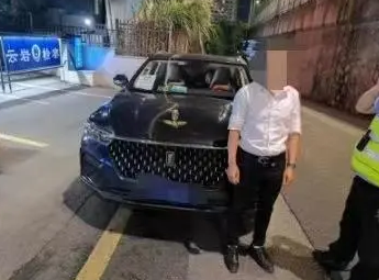 被查酒驾，他赶走代驾继续开车，刚一转角又碰上了执勤交警