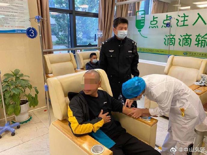 四川籍司机路口睡着了,广东中山交警酒精检测为醉驾