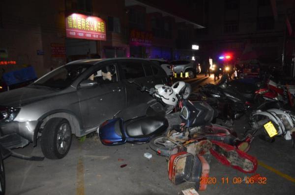 连撞15辆车!广东中山一男子借车后醉驾,事发广场一片狼藉