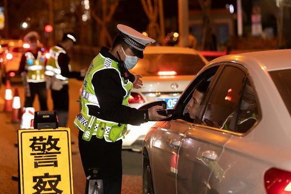 广州交警查酒驾护春运,哪家酒精测试仪价格最好